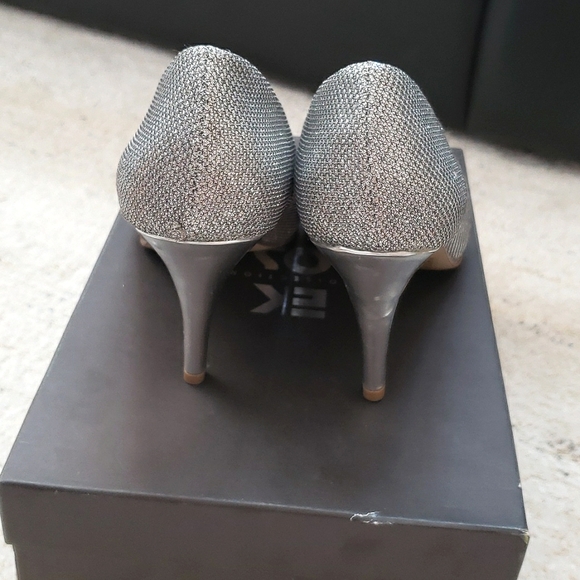 Silver Heels - Picture 3 of 5